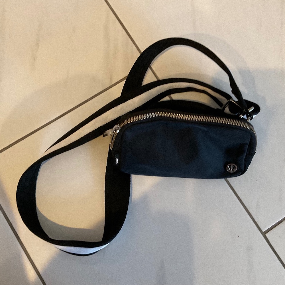 Lululemon Everywhere Crossbody bag
